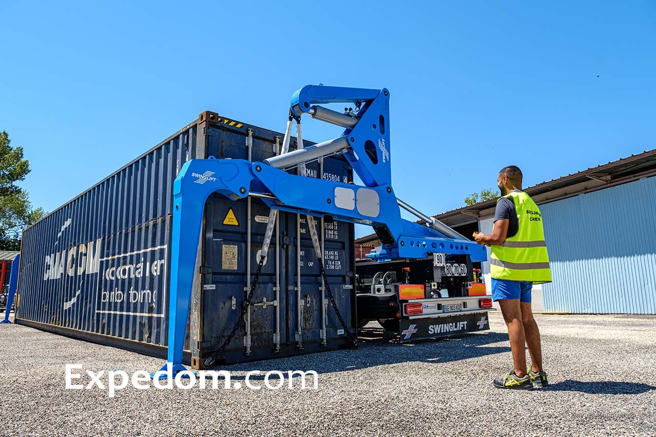 Conteneur maritime ouvert sur un terminal portuaire
