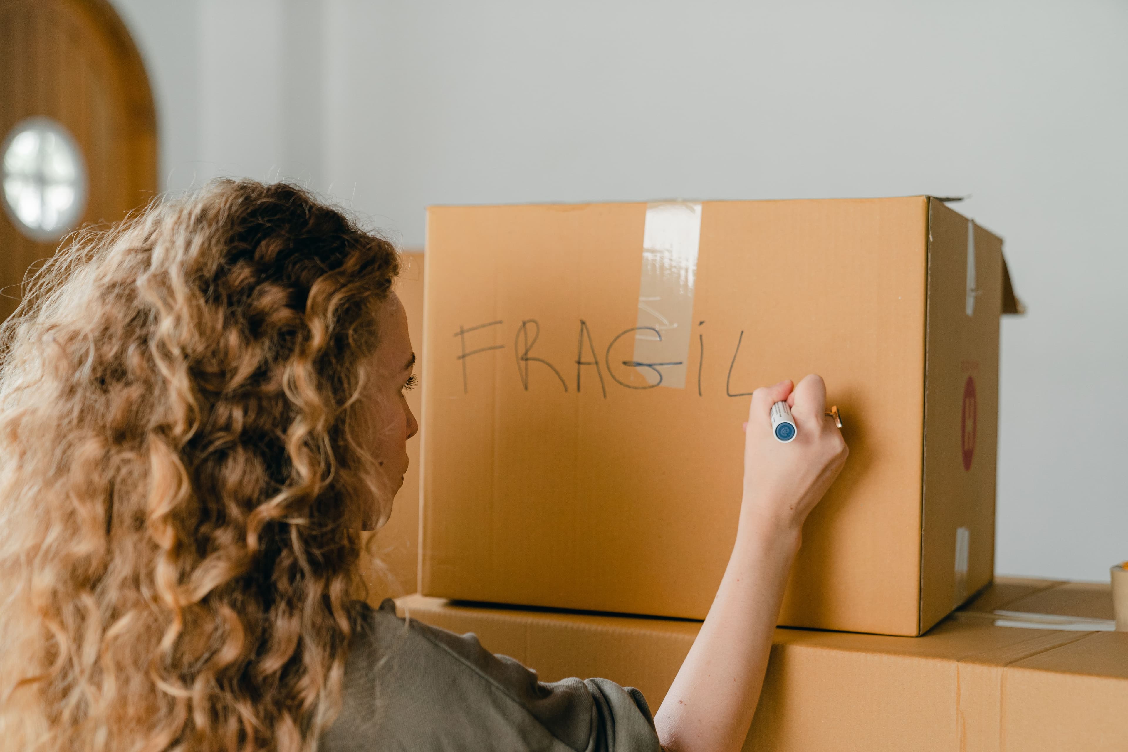 Protection et consignes pour objets fragiles au transport