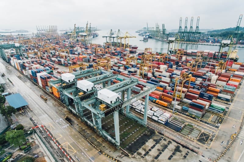 Conteneurs maritimes empilés sur un terminal pour une offre de groupage