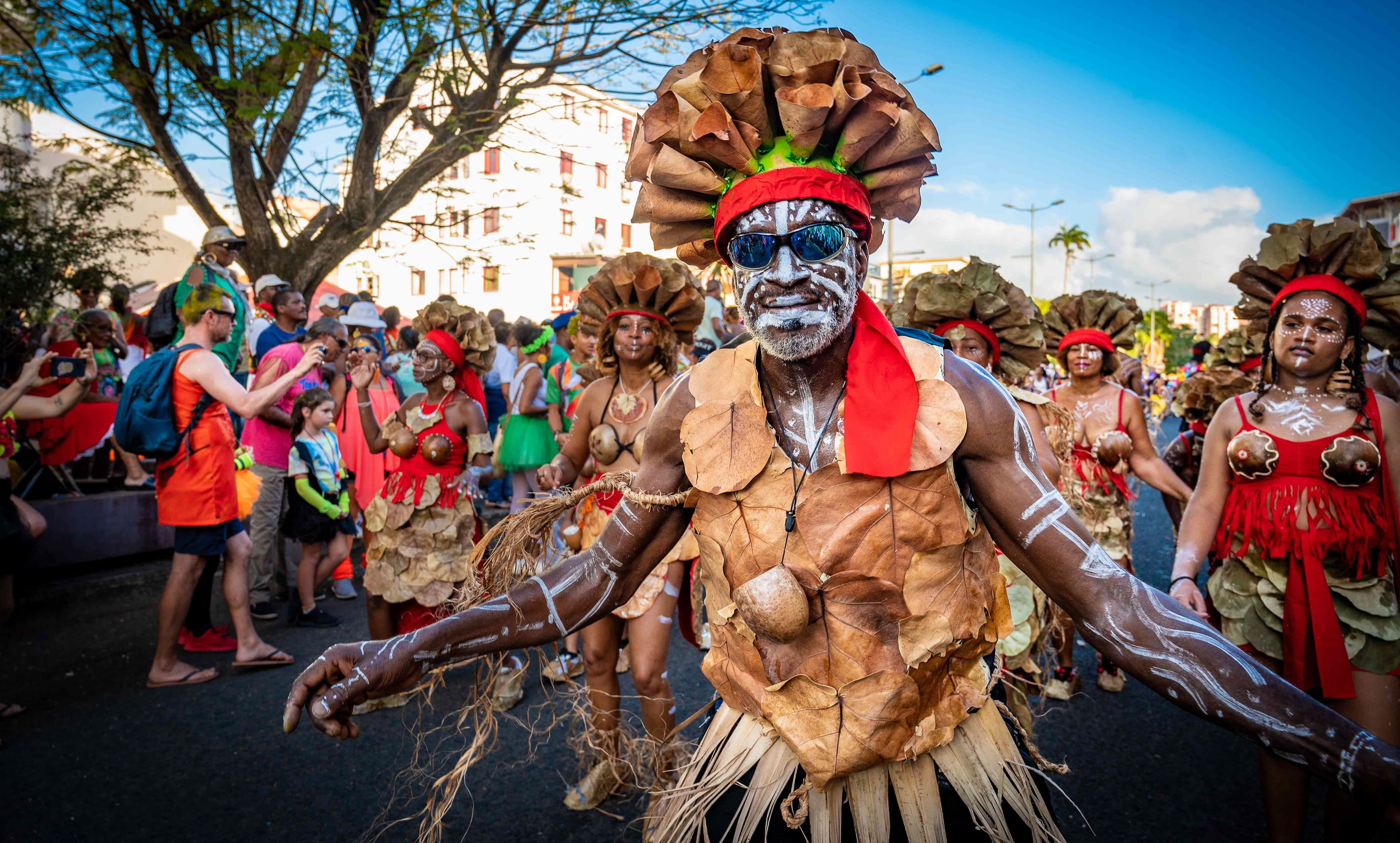 Côte tropicale de l'océan Indien : plage, bateaux et baigneurs — vie locale et vivre-ensemble
