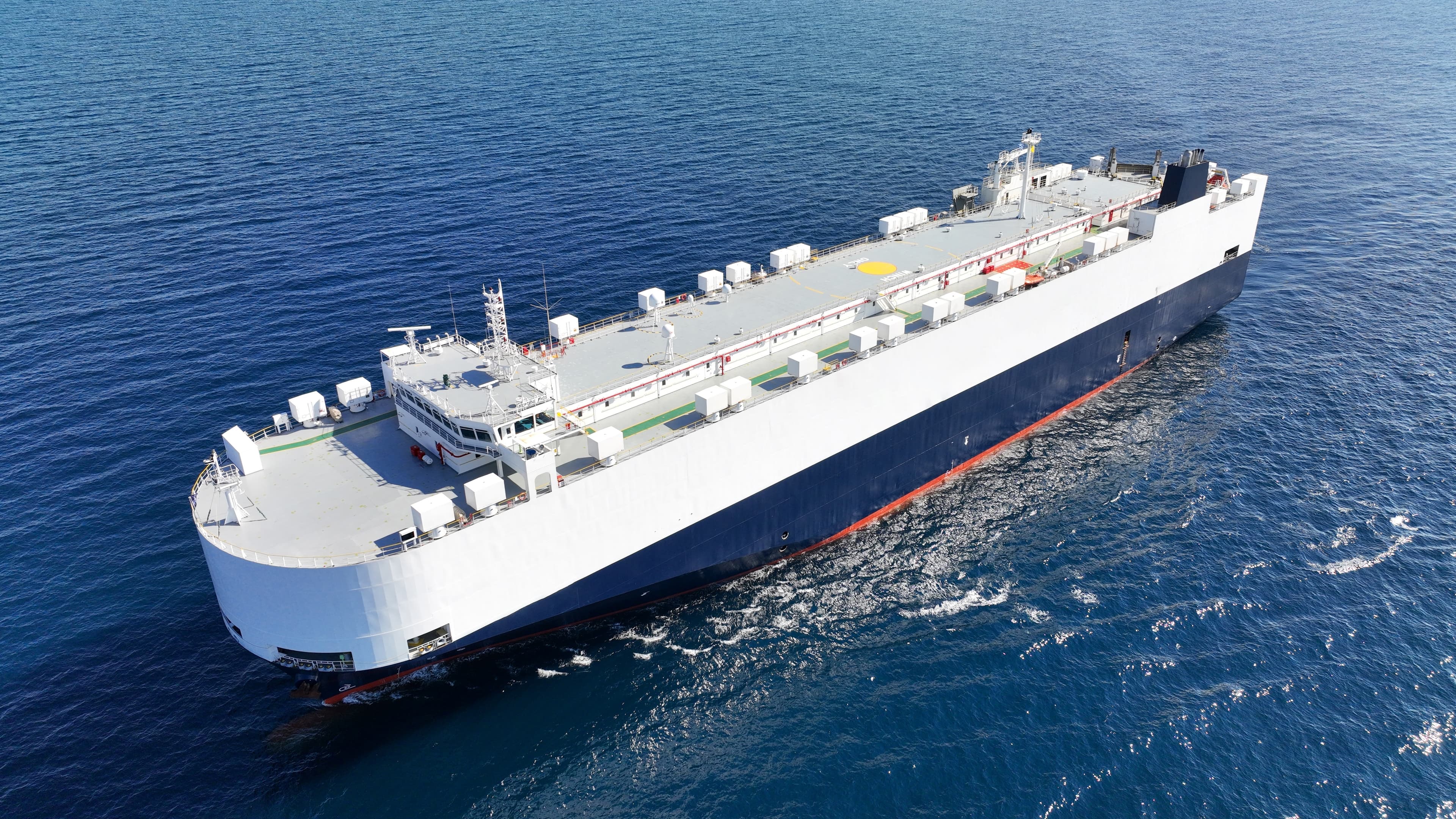 Conteneurs maritimes chargés au terminal portuaire pour expédition vers La Réunion