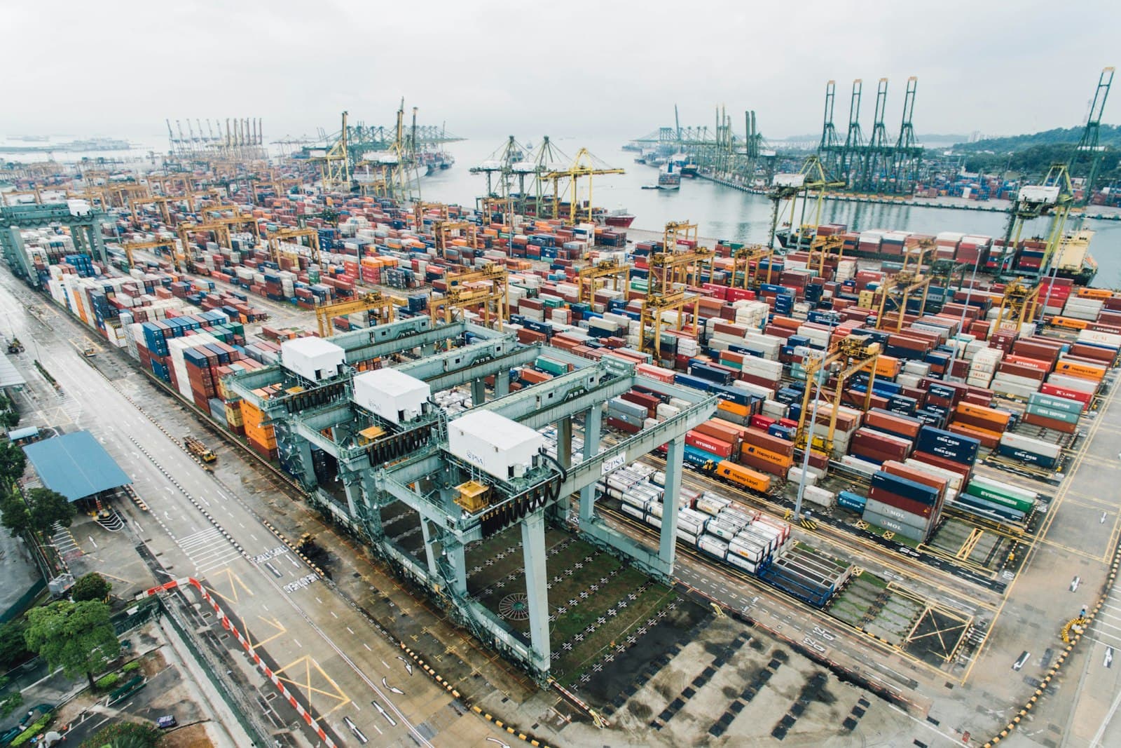 Terminal portuaire et conteneurs maritimes pour déménagement vers La Réunion