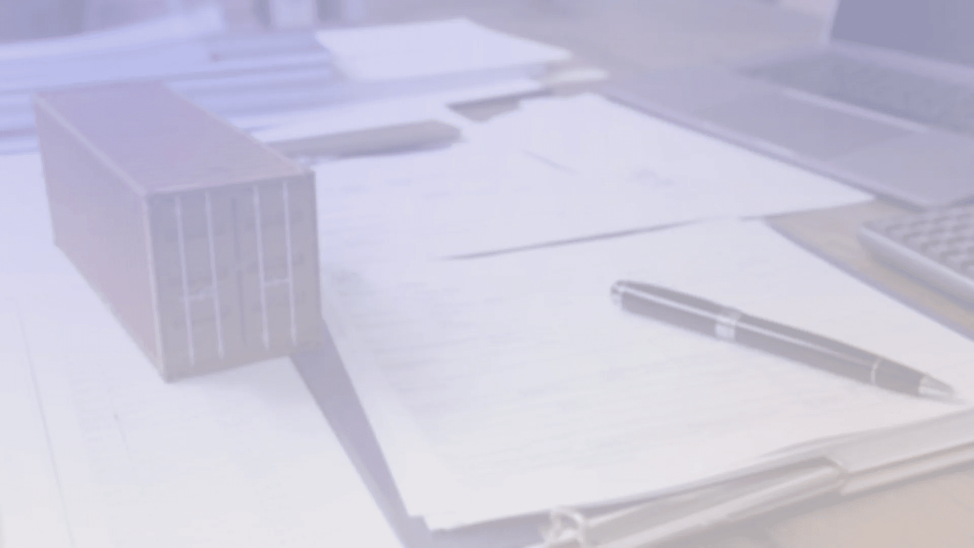 Bureau logistique Expedom : documents et maquette de conteneur — accompagnement métier